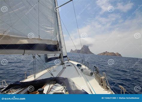 Un Bateau Voile Sur La Mer Photo Stock Image Du Marin Romantique