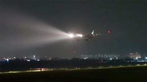 Night Plane Spotting Nonton Pesawat Berbadan Besar Landing Malam Hari