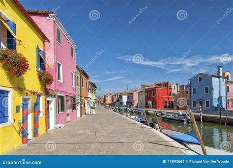 Casas Y Canal Coloridos En La Isla De Burano Cerca De Venecia Italia