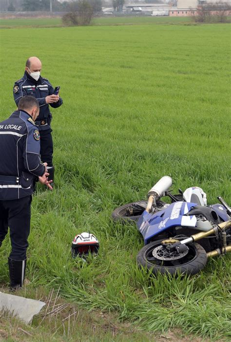 Mediglia Perde Il Controllo Ed Esce Di Strada Morto Centauro