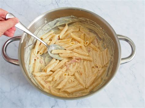 Macarrones con bacon y nata receta muy fácil rápida y económica