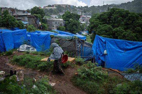 A Mayotte Le Chol Ra Accable Un Bidonville