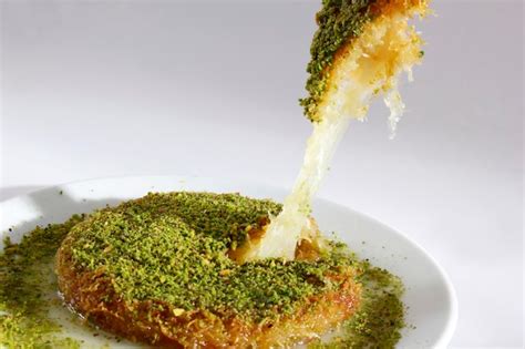 Premium Photo | Traditional Turkish dessert kunefe kanafeh