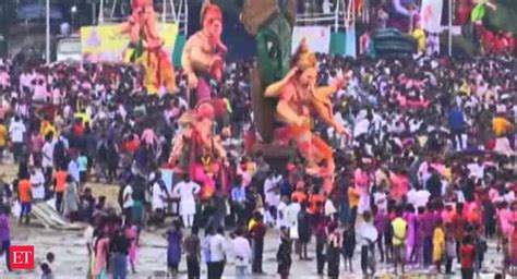 Watch Devotees Turn Up In Huge Numbers For Immersion Of Lalbaugcha