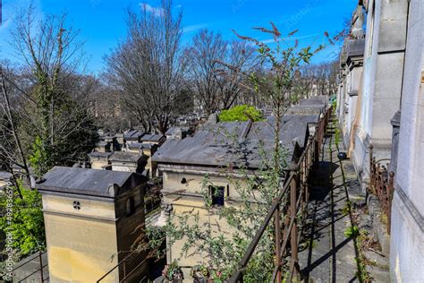 creepy cemetery , old tombstones and graves , scary haunted place Stock ...