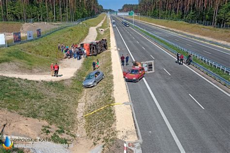 Wypadek masowy na S11 pod Olesnem Poszkodowanych zostało 45 osób