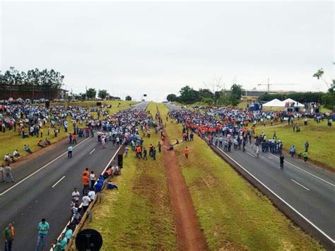 G1 Após 3h30 de protesto metalúrgicos liberam rodovias em