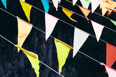 Banderas Triangulares Multicolores Colgando De Las Cuerdas Sobre Un