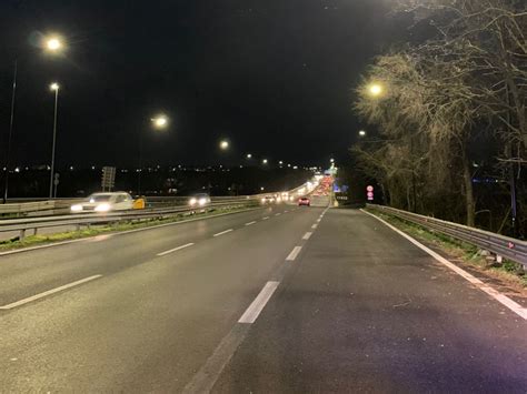 Scavalca Il Guardrail Sulla Pontina E Si Getta Nel Traffico Viene