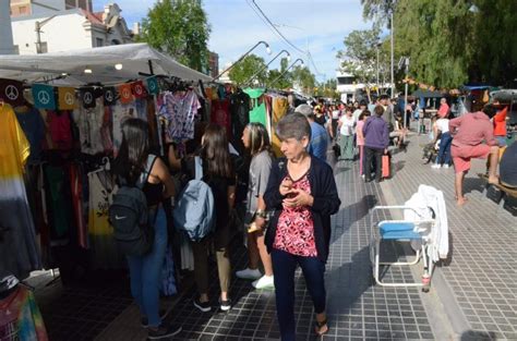 Comenzó La “feria Navideña” De Trelew En La Plaza Independencia