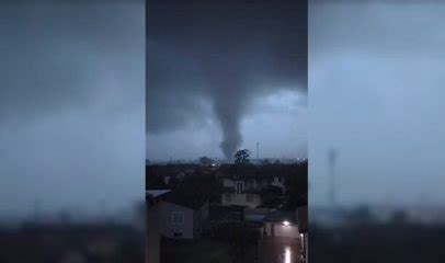 Pamje dramatike nga Italia Çmendet moti tornado merr gjithçka