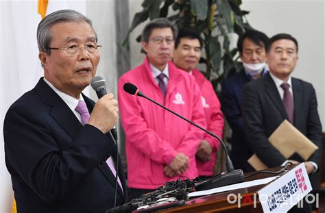 포토 ‘총선 D 1 대국민 기자회견 갖는 김종인 총괄선대위원장 아시아투데이