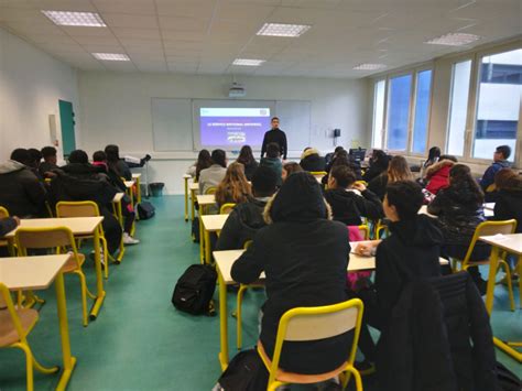 Le Service national Universel SNU présenté aux élèves du lycée Joliot