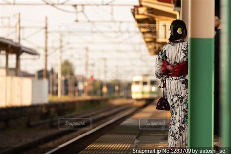 駅のホームで電車を待つ浴衣姿の女性の写真・画像素材 3283709 Snapmart（スナップマート）