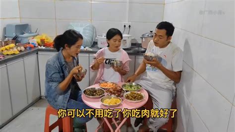 小勇今天大饱口福，帮凤姐干活被赏饭吃，大虾红烧肉牛肉好丰盛啊【牛哥点评】 Youtube