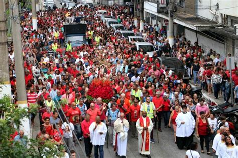 Fiéis Acompanham Tradicional Procissão De São Sebastião Em Barra Mansa