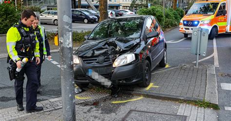 J Hriger Prallt In Wuppertal Gegen Ampel Und Wird Schwer Verletzt