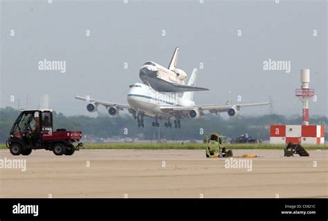 La Navette Spatiale Atlantis Qui Monte Au Sommet D Un Boeing 747