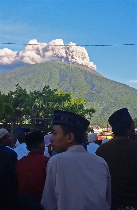 GUNUNG GAMALAMA MELETUS ANTARA Foto