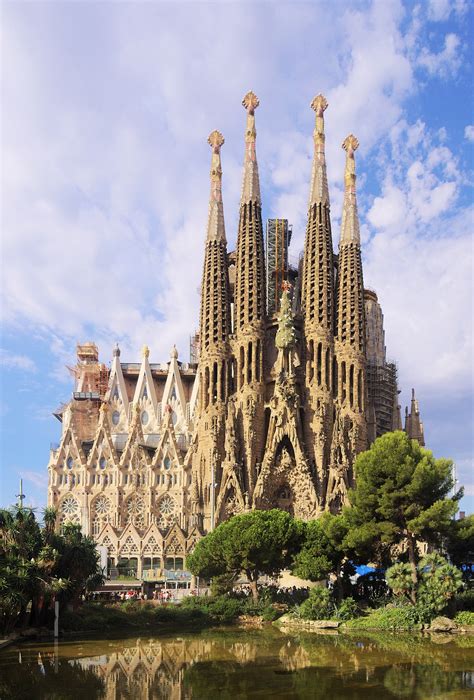 The Bas Lica I Temple Expiatori De La Sagrada Fam Lia Designed By