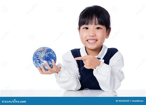 Petite Fille Chinoise Asiatique Tenant Un Globe Du Monde Image Stock