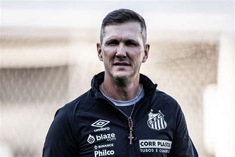 Santos anuncia demissão do técnico Paulo Turra após sete jogos