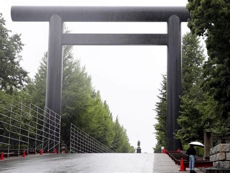 靖国神社の石柱に「トイレ」と赤いスプレーで落書き疑い、中国人の男を警視庁が器物損壊容疑で逮捕 読売新聞