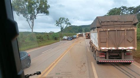 De novo carreta de minério tomba no Topo do Mundo e atinge dois carros