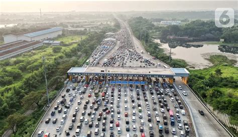 Foto Udara Antrean Kendaraan Pemudik Di Gerbang Tol Cikampek Foto