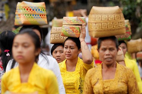 FOTO Ritual Tolak Bala Ngerebeg Di Bali