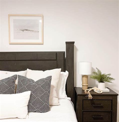 27 Black and White Bedroom Ideas That Are Cozy and Versatile