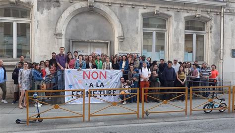 Grenoble Rassemblement De Parents D L Ves Contre La Fermeture D Une