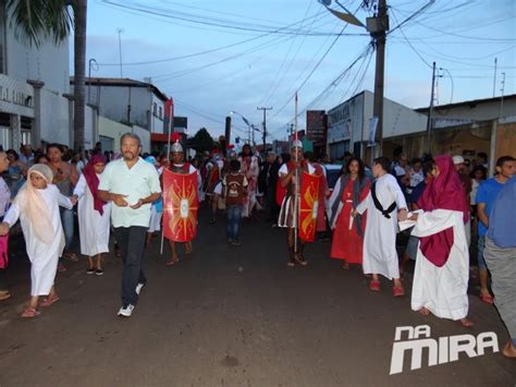 Fiéis Revivem Os últimos Momentos De Jesus Na Via Sacra