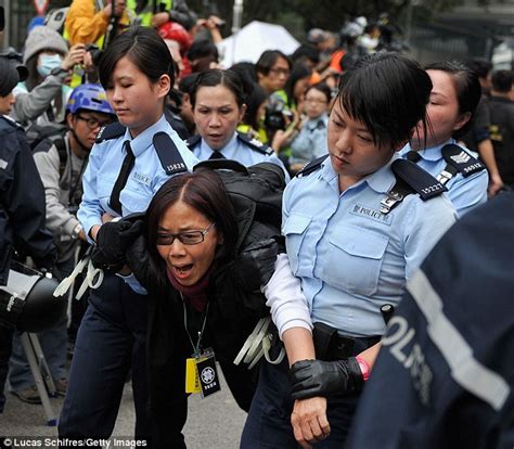 Hong Kong Police Move In To Demolish Protesters Camp But Hardcore