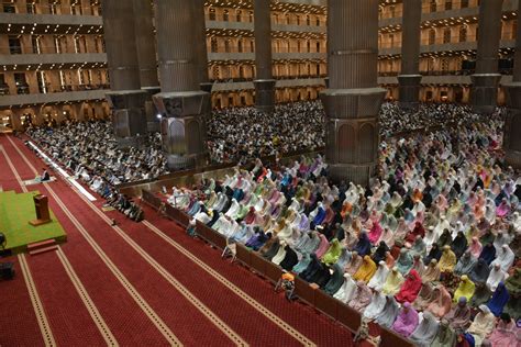 Perdana Masjid Istiqlal Rapatkan Shaf Shalat Tarawih Pasca Pandemi