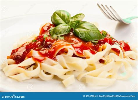 Fettuccine Della Pasta Con Salsa Al Pomodoro E Basilico Fotografia