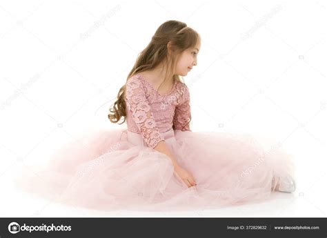 Preteen chica posando en frente de decorado blanco árbol de Navidad