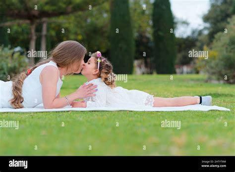 M Re Et Fille Bisous Sur La Bouche Banque De Photographies Et Dimages