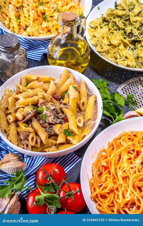 Conjunto De Pasta Cocida Con Salsas Diferentes Imagen De Archivo