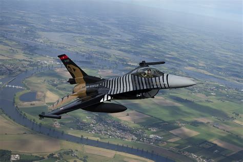 Airshow News New pilot for SOLOTÜRK F 16 display GAR We ve got