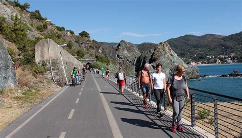 Turismo Autunnale La Pista Ciclabile Vista Mare Pi Bella Del