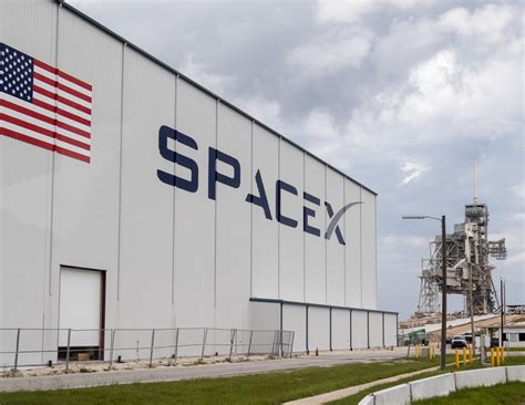 SpaceX Attracts $1 Billion to Its Coffers amid Flawless Satellite Launches