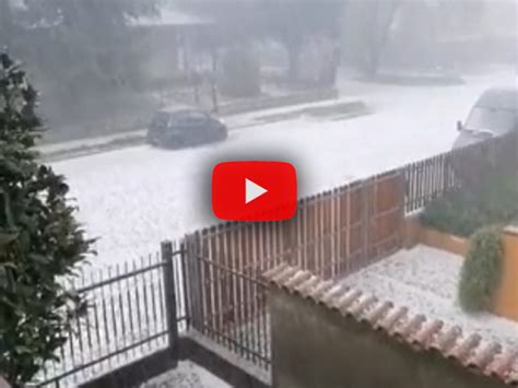 Meteo Cronaca Video Milano Fortissima Grandinata A Pasquetta Imbianca