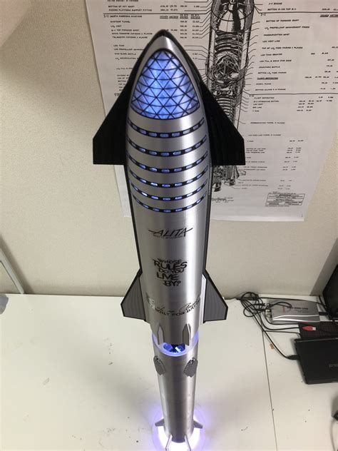 SpaceX Superheavy model kit with litghts and moving fins.