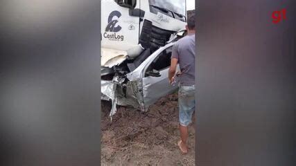 Carro é esmagado por caminhão e homem morre em acidente na BR 316