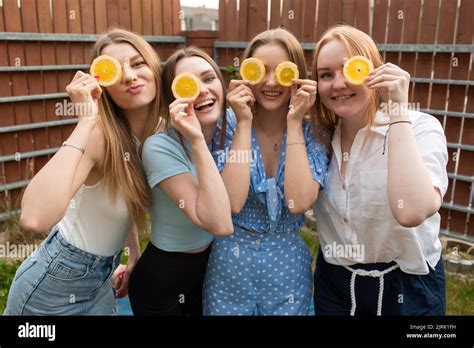 Retrato De Mujeres Jóvenes Sonrientes Levantando Las Manos A La Cara