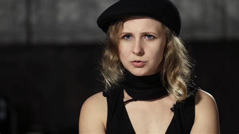 La líder de las Pussy Riot huye de Rusia disfrazada de repartidora a