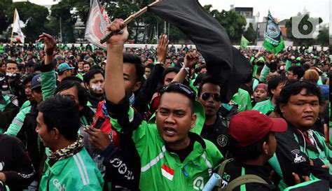 Foto Pengemudi Ojek Online Geruduk Gedung Dpr Foto Liputan