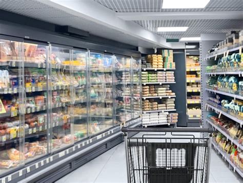 Premium Photo | Empty grocery cart in an empty supermarket