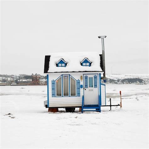 Ten Fotograf Zrobi Zdj Cia Centrum Po Ow W Pod Lodem W Kanadzie